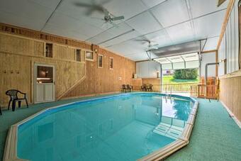 Rustic Getaway With Indoor Pool, Fire Pit And Backyard