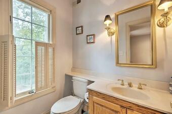 Beachfront Urbanna Home With Gas Grill And Deck!