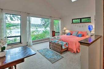Waterfront Bainbridge Island Home With Stunning Views