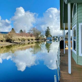 Floating Home In Cathlamet Wa With Dock