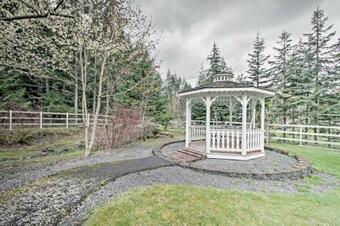 Eatonville Farmhouse With Fire Pit And Gazebos!