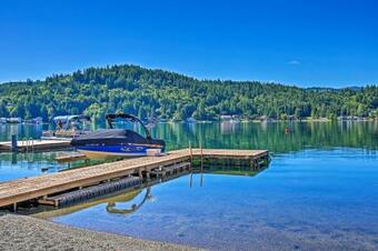 Dreamy Lakefront Home With Grill And Shared Dock!