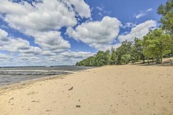New Cute And Charming Cottage Near Castle Rock Lake!