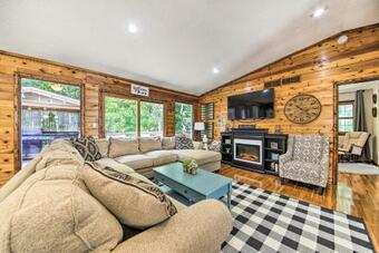 Woodsy Home With View, 1 Mi To Lake Shelbyville