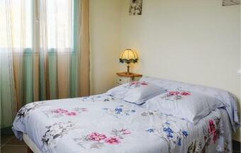 Three-bedroom Apartment In Petreto-biccisano