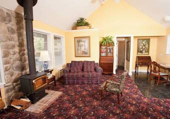 Hearthstone Elegant Lodge By The River