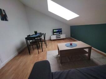 Chic And Spacious Apart With Parking