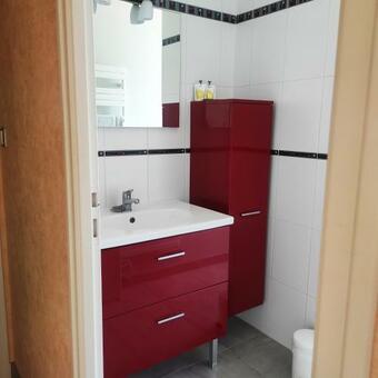 Hostal F2 Privatif Avec Chambre Et Salle De Bain Priv�es Et S�par�es Chez L Habitant Nous Aimons L Appeler Le Studio, Mais Il S Agit D' Un Petit F2 Avec Chambre S�par�e Ainsi Que La Salle De Bain Et Les Toilettes, Il Y A Une Petite Terrasse Priv�e