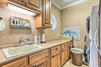 Lakefront House With Game Room, Deck And Views!