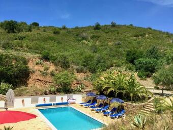 Oasis Cach� Avec Piscine