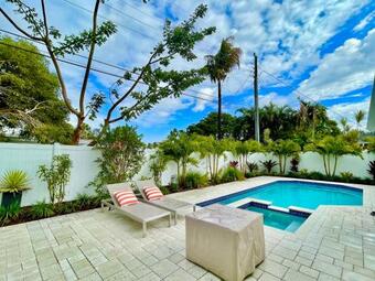 Private, Quiet Pool House Perfect For Relaxing