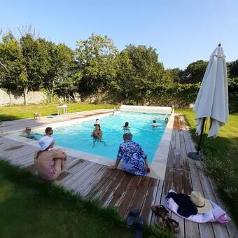 Hostal Les Cabanes Du Ch�teau De Charnizay