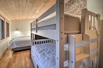 Idyllic Northport Cottage, Walk To Lakeside!