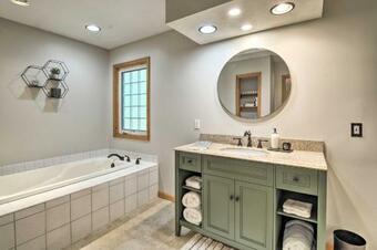 Upscale Family Cottage Less Than 1 Mi To Higgins Lake