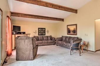 Woodsy Hideaway With Deck, Walk To Bull Shoals Lake!