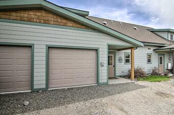 Airy Emigrant Townhome With Sweeping Mtn Views!