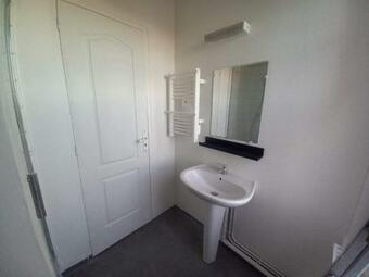 Maisonnette Avec Courette, Proche Commerces