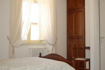 Hostal Guest House Domus Urbino