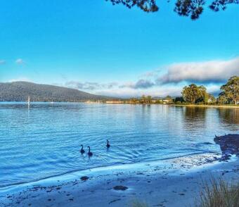 The Beach House- Private Jacuzzi And Wood Fire!