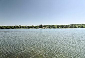 Lake House With Deck On Crown Lake Near Ozark Forest!