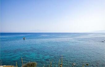 Amazing Apartment In Caulonia Marina With Outdoor Swimming Pool, 2 Bedrooms And Wifi