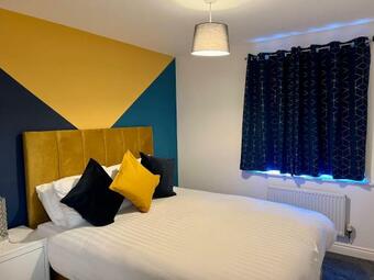 Lovely 2 Bedroom Apartment, 2 Bathrooms & Parking