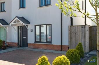 Park Gardens - Lovely Cottage, Parking, Central Location