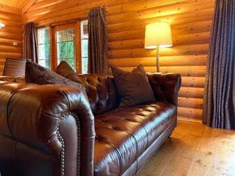 Strathisla - Luxury Two Bedroom Log Cabin With Private Hot Tub & Sauna