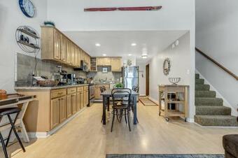 Apartamento Upgraded, Large Creekside Condo With Loft And A Kid's Niche!! Sleeps Up To 6! Dog Friendly!!! Creekside Condo 11 Condo