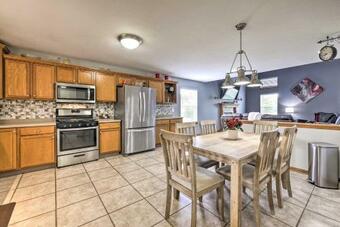 Large Cleveland Home With Fire Pit And Backyard!