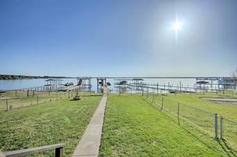 Lakefront Gun Barrel City Home With Hot Tub!
