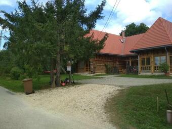 Apartman Egy Makovecz Imre Tervezte H�zban