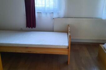 Andrea Nyaral�h�z