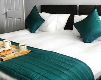 Modern 2 Bedroom Apartment Near M6