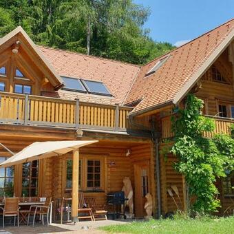 Cosy Spacious Wooden Chalet Na Hrib