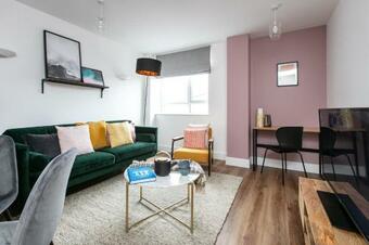 City Centre - Free Parking - Stylish 2 Bedroom Apartment