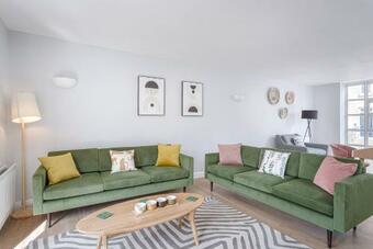 3 Bedroom Jesus Green Townhouse With Parking