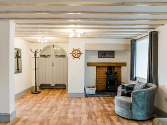 Pass The Keys Newly Renovated 5 Bed Cottage Near The Coast