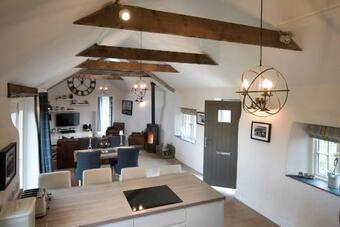The Blacksmiths - Luxury Cottage, Countryside Views, Pet Friendly