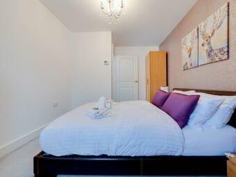 Pass The Keys Cheerful 2 Bed With Garage & Garden Close To City