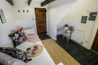 Beautiful Cottage With Countryside Views & Parking