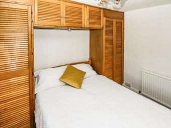 8 Heatons Bridge Road