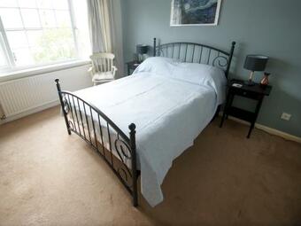 Pass The Keys Bright, Comfortable 3 Bed Home With Garden & Parking