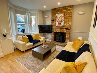 Great 4 Bedroom House - Great Location - Garden - Parking - Netflix - Fast Wifi - Smart Tv - Newly Decorated - Sleeps Up To 8! Only 10 Mins Drive To Sandbanks Beach! Close To Poole & Bournemouth.