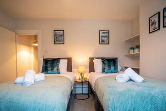 3 Bed, 3 Bath Town House - Free Wifi & On-street Parking