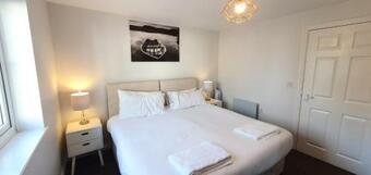 Sterling Apartment, Tilbury With Netflix & Amazon Music