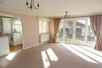 Stylish Apartment - 2 Min Walk From Ogmore By Sea Beach With Private Garden, Sea Views & Stunning Sunsets, Dog Friendly