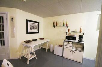 Hostal Room In Guest Room - Gandhi Very Large Room Decorated In Indian Style, Office Space And Sofa