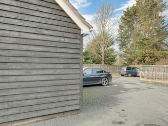 Pass The Keys Modern One Bedroom Apartment With Parking