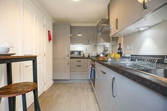 Buckingham House With Pool Table, Free Parking, Garden And Smart Tv By Yoko Property